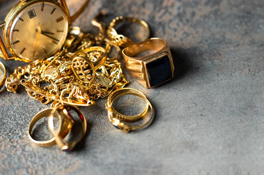 Alter und beschädigter Schmuck, Vintage-Uhren vor dunklem Hintergrund. Verkaufen